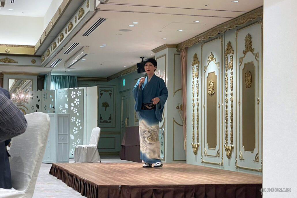 着物姿に早変わりして、歌唱するそのまんま美川