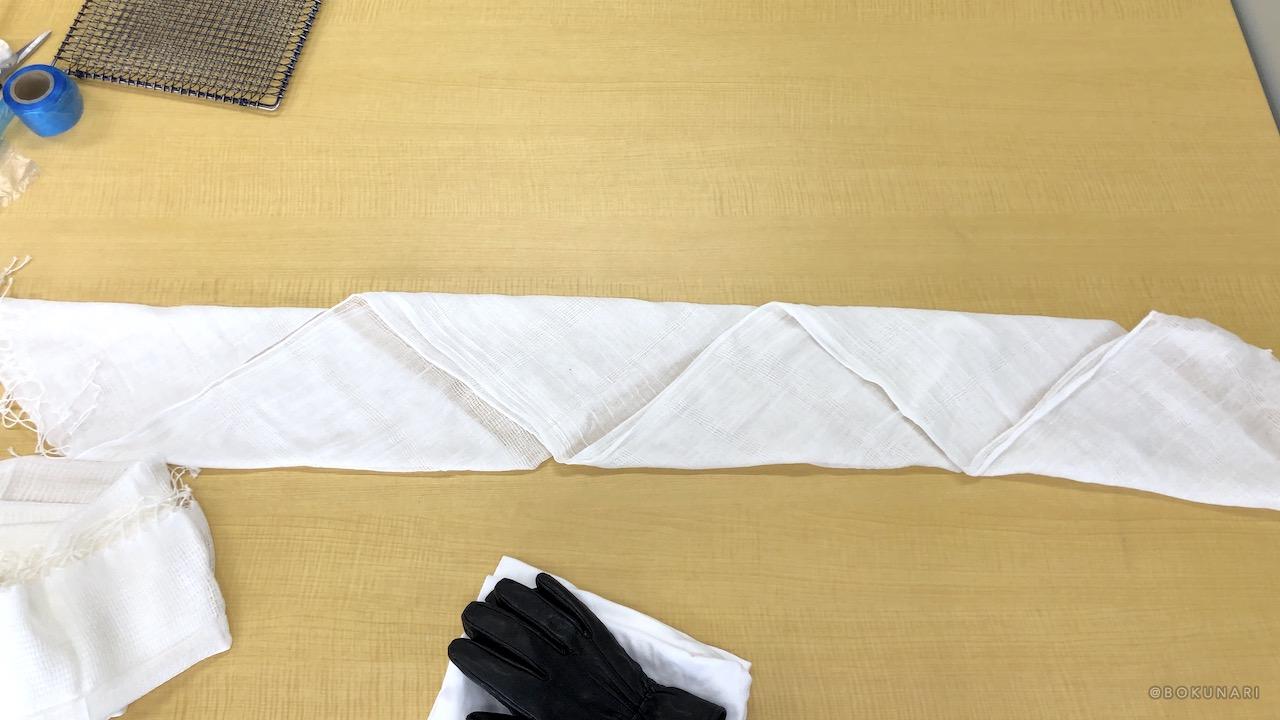 絞り染め：折り紙のように布を折ったり