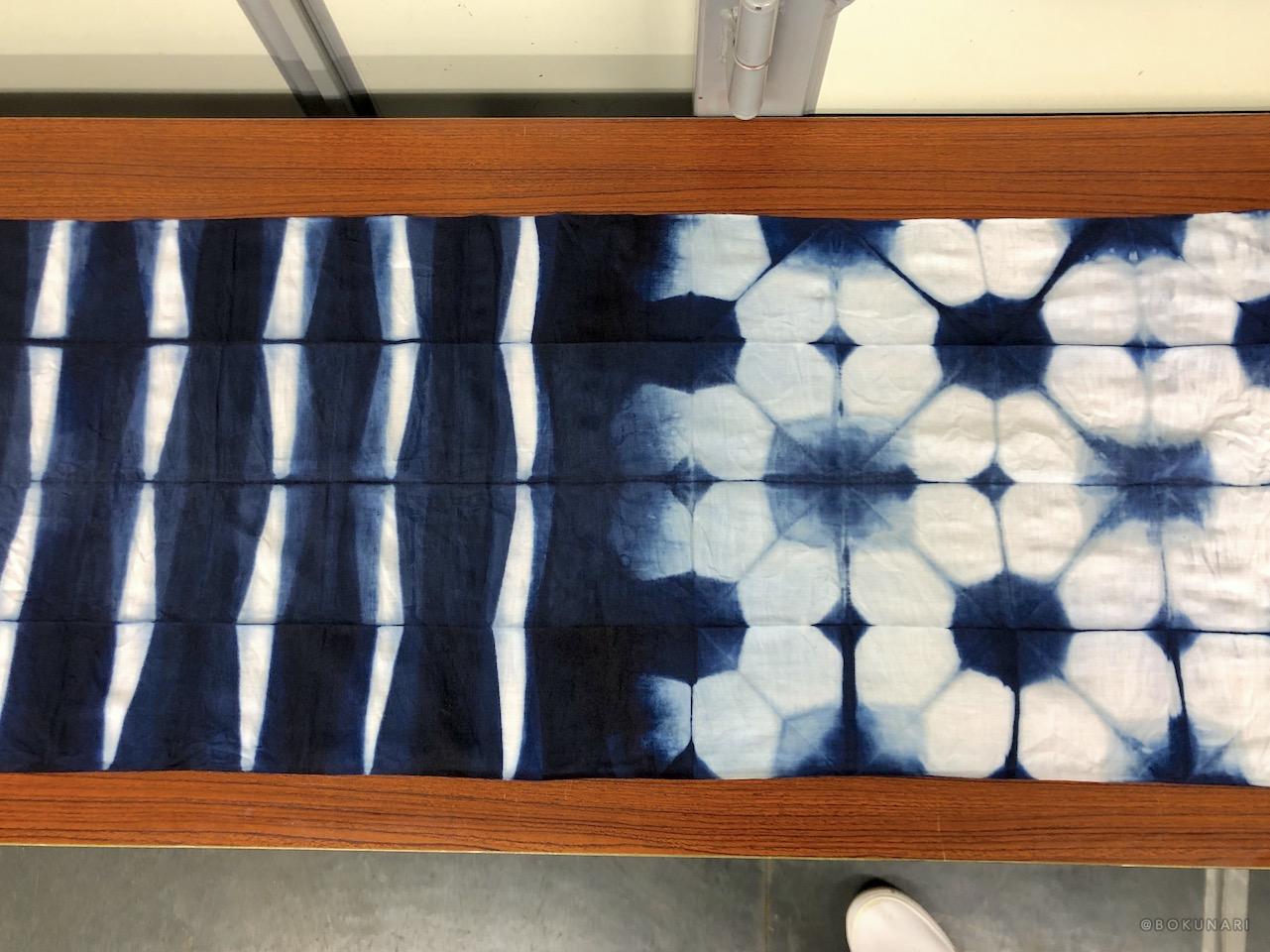 絞り染めの技法の一種で、折りたたんだ布をいろいろな形の板ではさみ、防染（挟んだ部分が染まらないよにする）をして模様を表現する技法が「板締め」です。