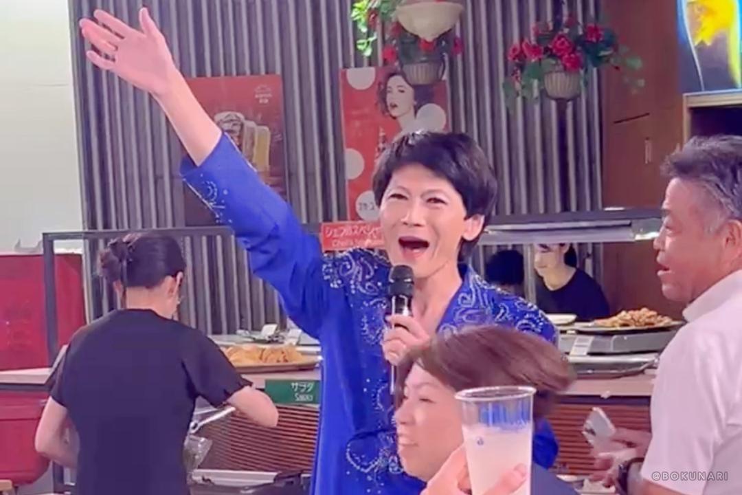 東レ秋祭り:松山工場、若者も大盛り上がり、歌謡ショーで熱唱するそのまんま美川(美川憲一ものまねコンサート)