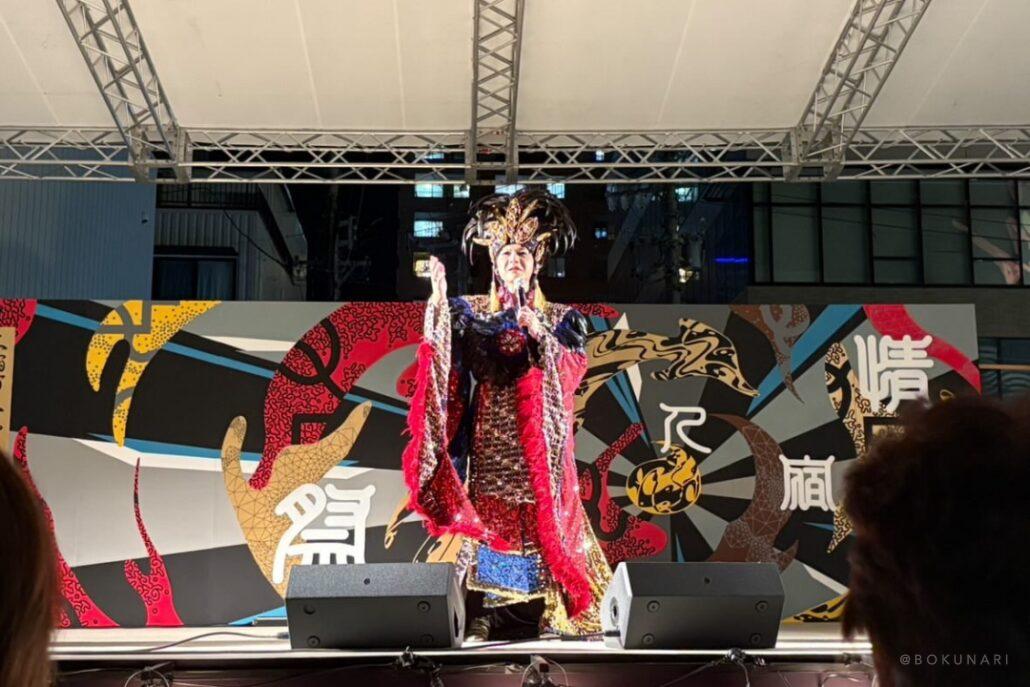 人宿町人情祭2025：美川憲一ものまねそのまんま美川ショーの様子