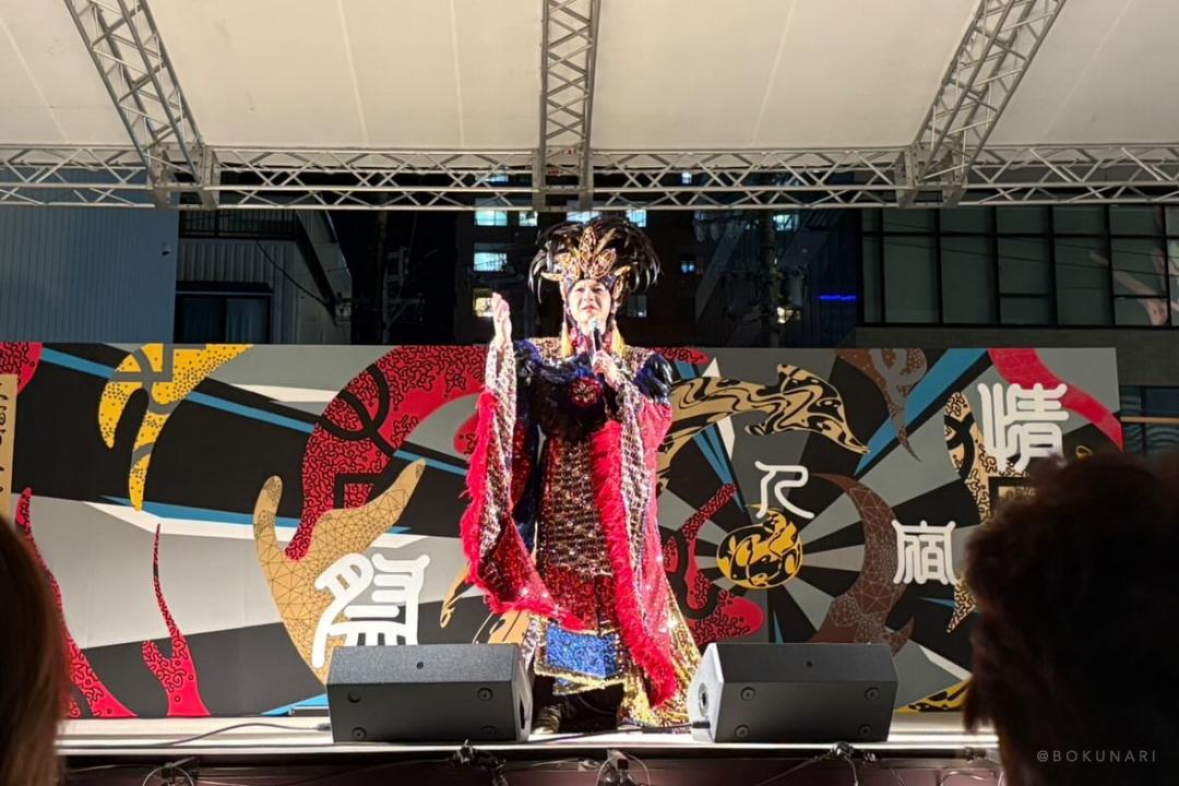 人宿町人情祭2025：美川憲一ものまねそのまんま美川ショーの様子