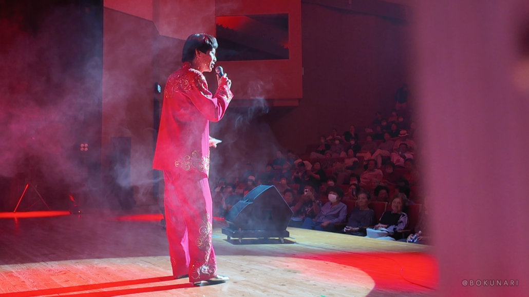 劇団とんぼ座公演に、シニア向けイベントで好評のそのまんま美川が特別ゲスト出演