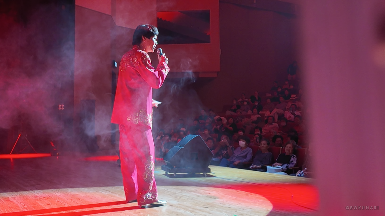 劇団とんぼ座公演に、シニア向けイベントで好評のそのまんま美川が特別ゲスト出演